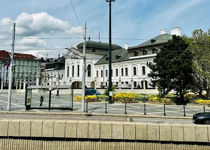Next To The Presidential Palace Μπρατισλάβα